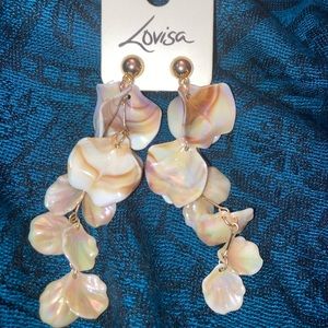 Shell-like dangling earrings